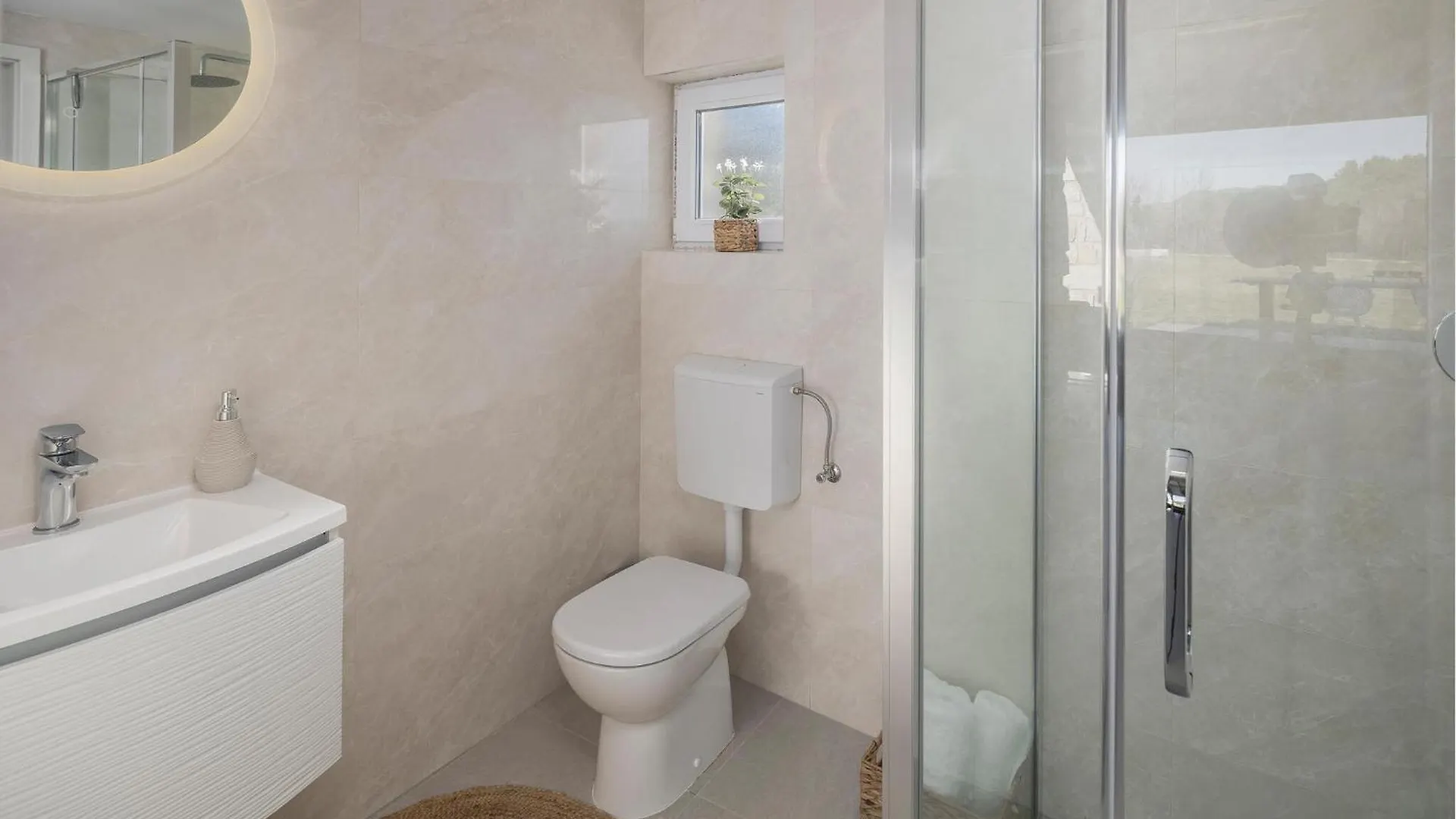 2 Bedroom Lovely Home In 로비니 크로아티아