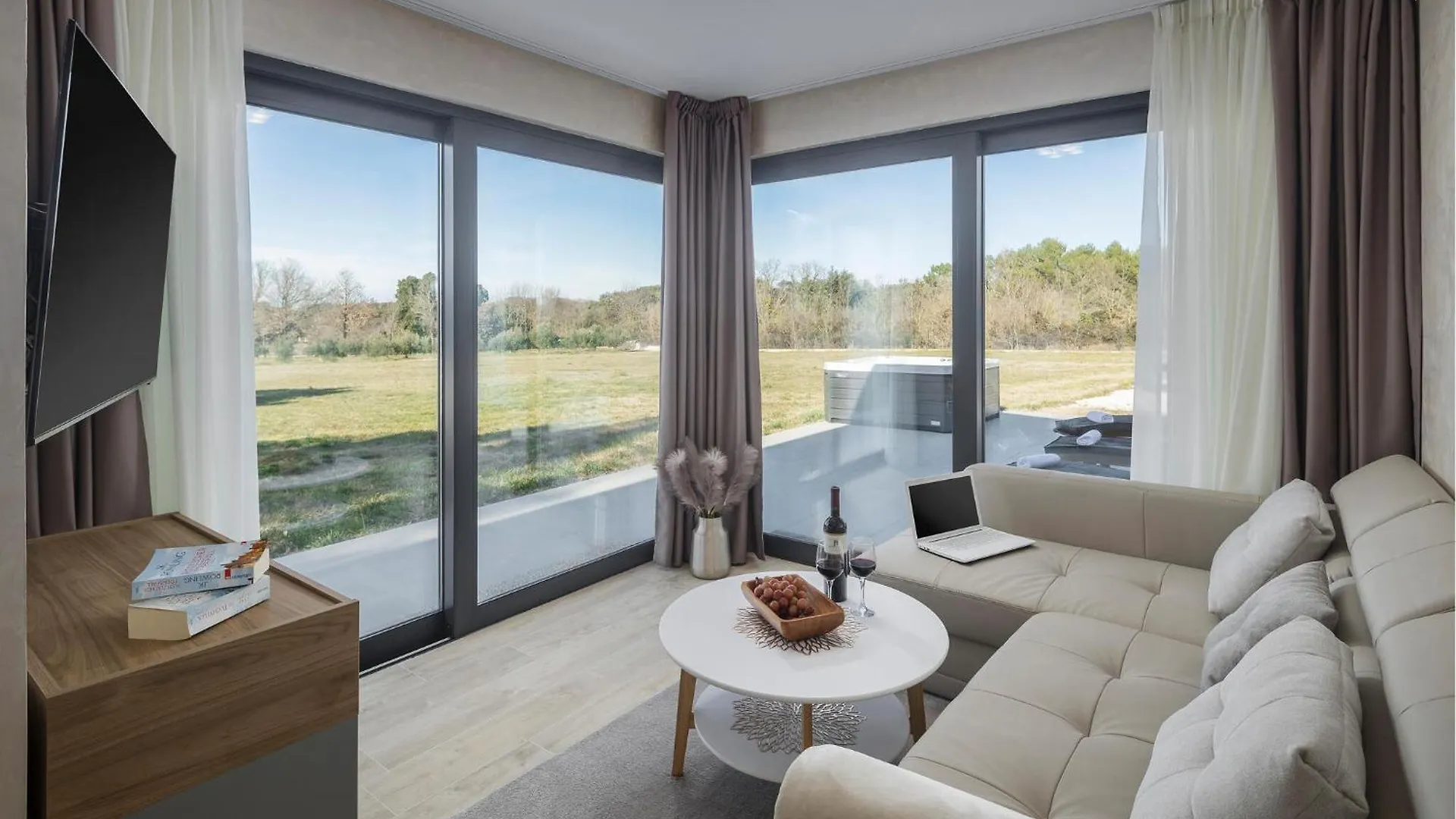 2 Bedroom Lovely Home In 로비니 펜션