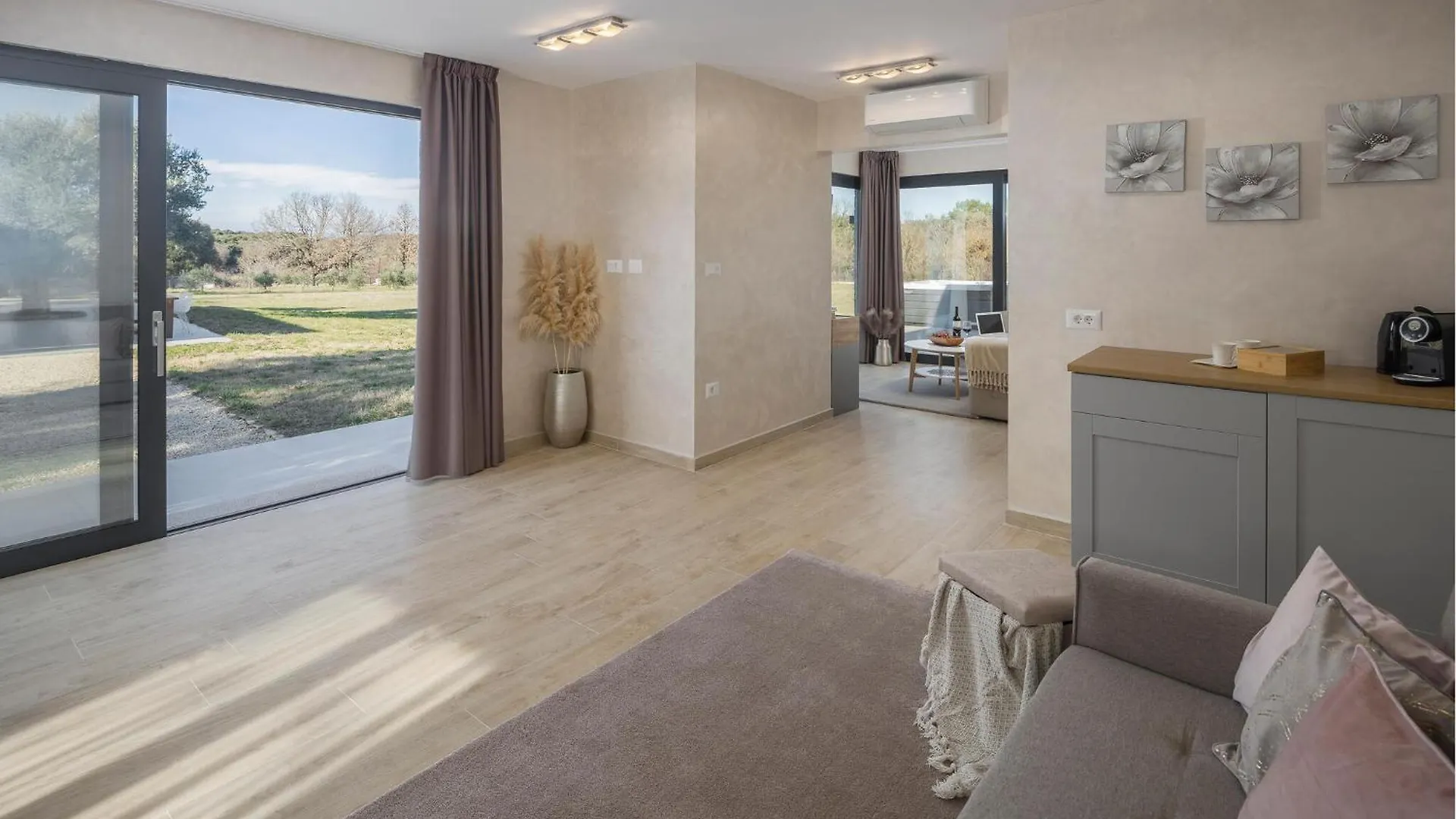 2 Bedroom Lovely Home In 로비니
